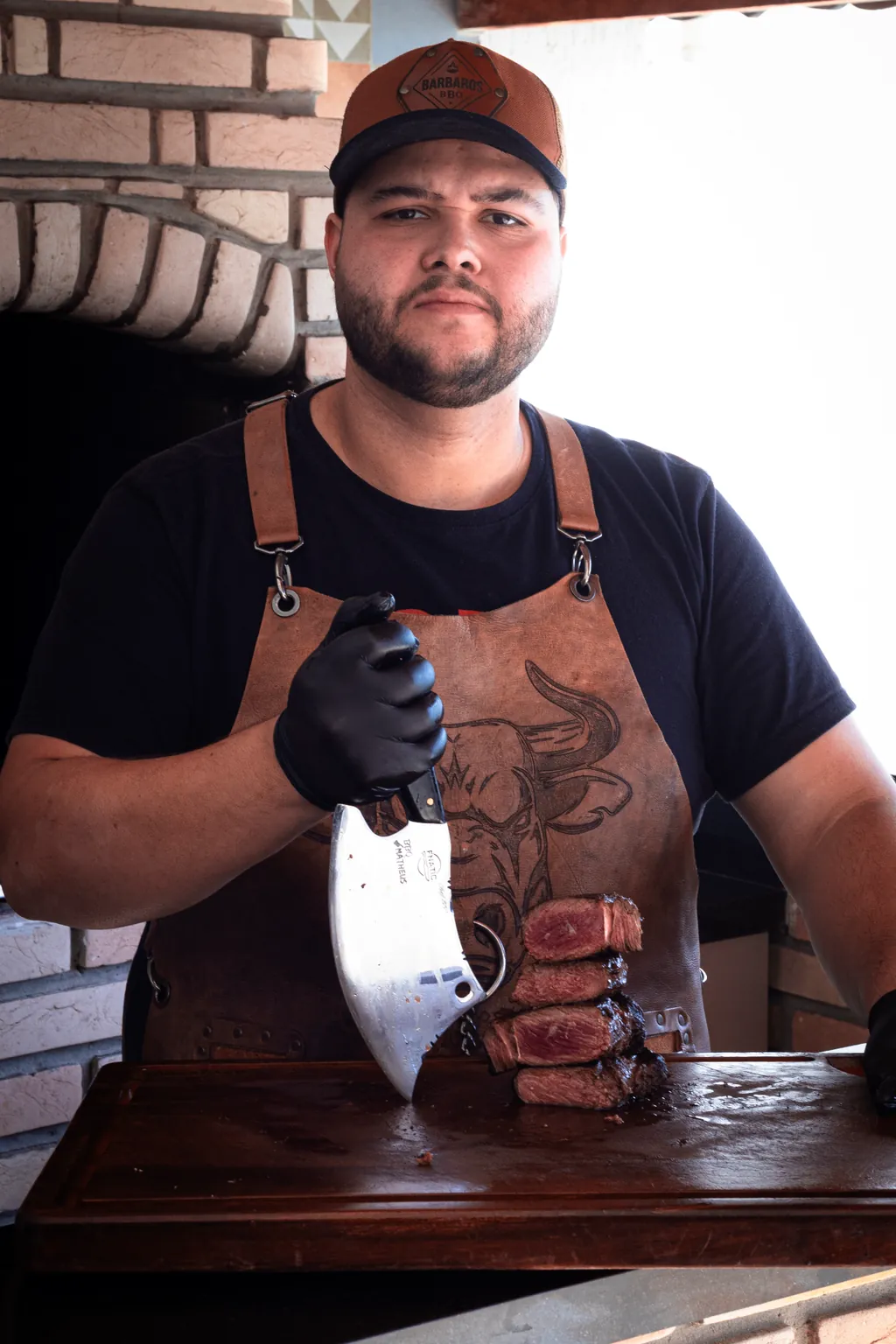 Matheus fatiando picanha na tábua